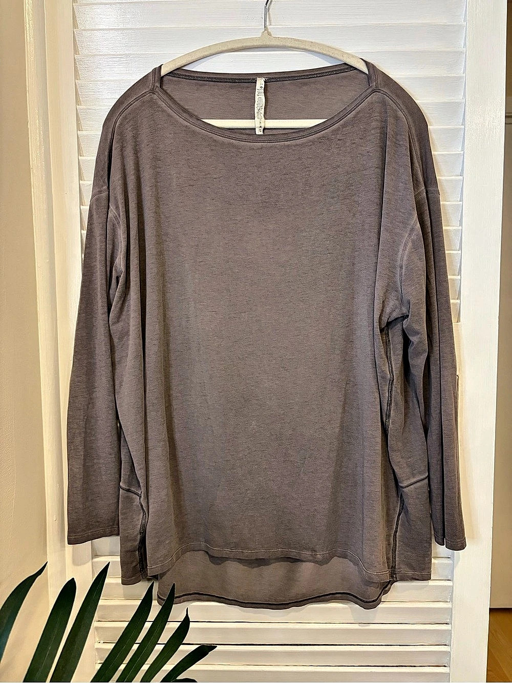 Lululemon Back in Action Grey Athleisure Long Sleeve Top Size 12 Seam Details